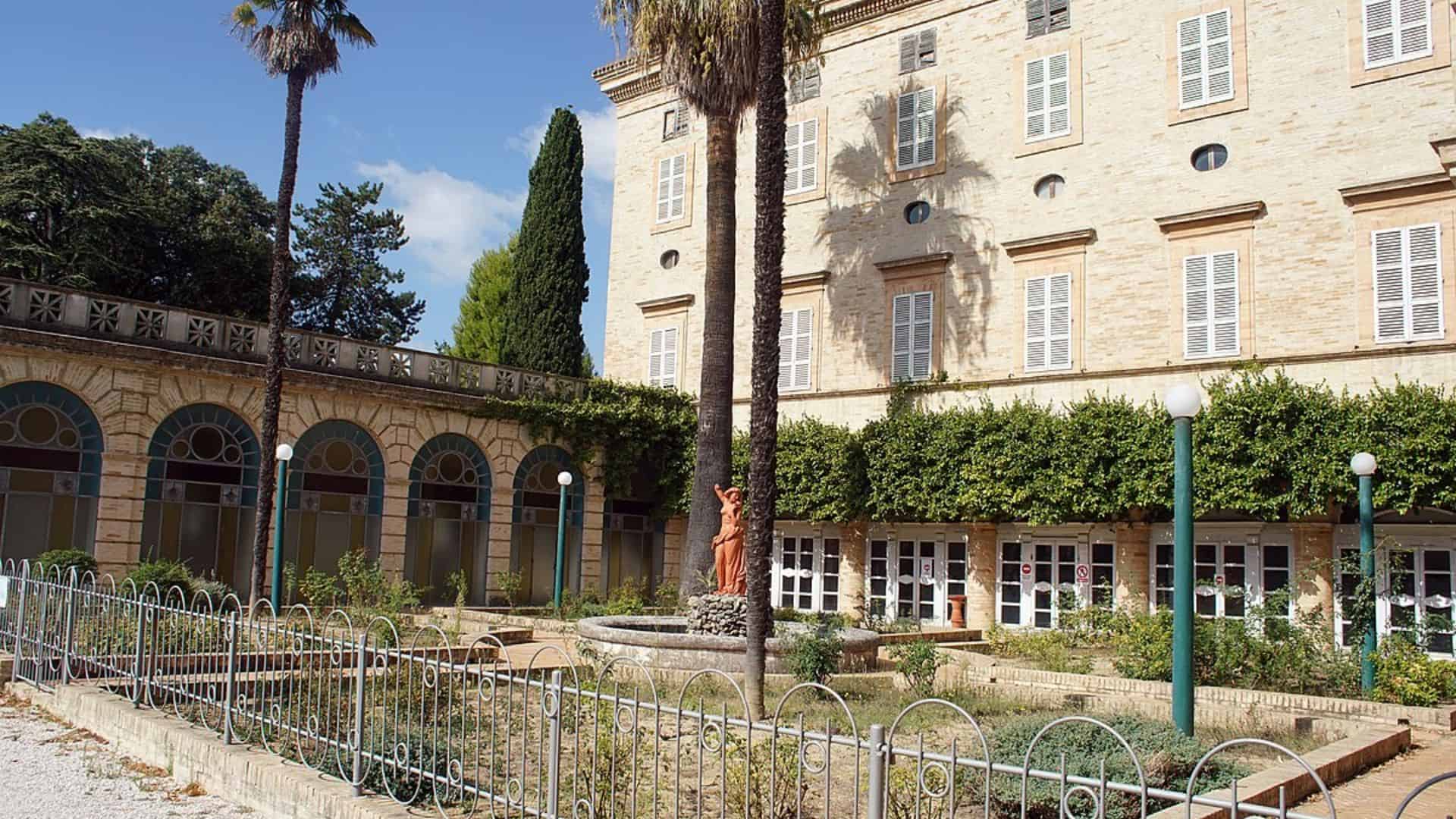 Facade and gardens of villa Vitali in Fermo (image source: padercol)