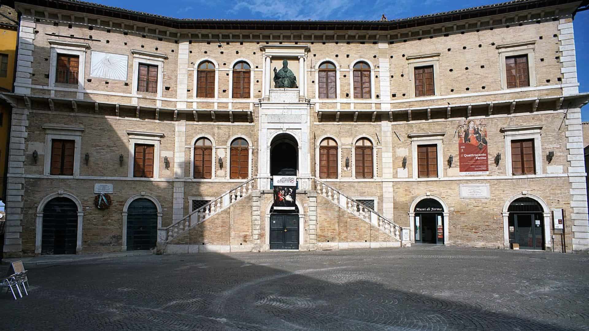 Palazzo Priori in Fermo (image source: padercol)