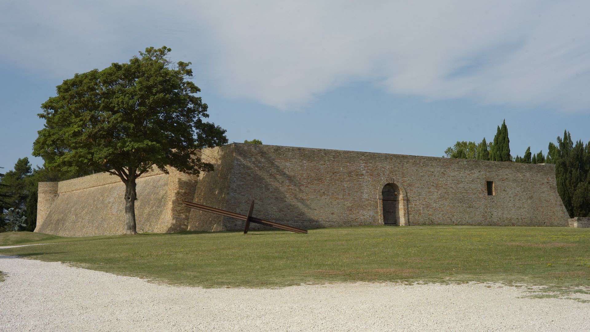 Entrance to the Albornoz Fortress (image source: Limoncellista)